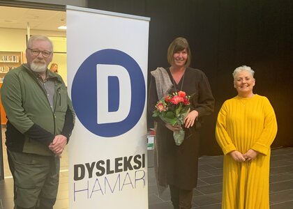 Rektor og to representanter fra Dysleksi Norge avd. Hamar står ved roll-up fra Dysleksi Norge - Klikk for stort bilde